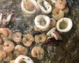 Foto del paso 5 de la receta: Spaghetti al nero di seppia con gulas, gambas y calamares