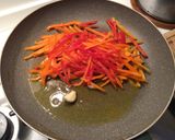 Foto del passaggio 3 della ricetta Fileja con Salsa di Datterini e Zenzero con Pesce