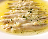 Foto del paso 4 de la receta: Boquerones aliñados en vinagre, con tomate, ajo y perejil