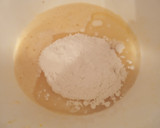 Foto del paso 2 de la receta: Bizcocho dúo (leche y capuchino)