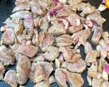 Une image de l'étape 6 de Veau mariné sauce BBQ à l’ail et oignon rouge.