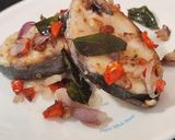 Foto langkah ke 4 dari resep Ikan Tengiri Cabe Bawang Daun Kare.