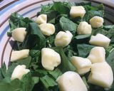 Foto del paso 2 de la receta: Mediterranean Popeye(Ensalada de espinacas ”A la europea”)