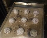 Foto langkah ke 4 dari resep Red Velvet Crinkle Soft Cookies.