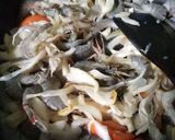Foto langkah ke 2 dari resep Tumis Udang & jamur.