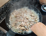 Foto del paso 5 de la receta: Champiñones salteados con cebolla 🍃