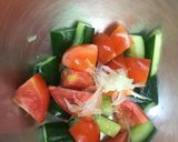 Foto langkah ke 2 dari resep Tomato & Cucumber Salad with Creamy Cheese Dressingトマトとキュウリのサラダ クリーミーチーズドレッシング.