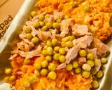 Foto del paso 5 de la receta: ARROZ CON SALSA, QUESO Y POLLO EN TROZOS 🍚🥫🧀🍗(Arroz con pollo para los más chicos) 🍚🍗🧒🏻👦🏼👧🏻👦🏼🥕🫛