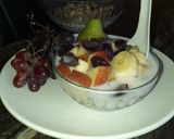 A picture of step 4 of Yogurt fruits salad.