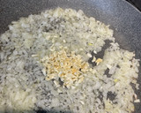 Foto del paso 3 de la receta: Espagueti al nero di sepia con gulas y gambas