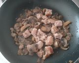 Foto del passaggio 2 della ricetta Pasta salsiccia e funghi