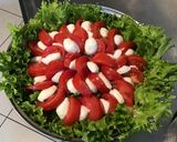 Une image de l'étape 6 de Salade de frisée aux tomates,mozzarella et fleurs de basilic.