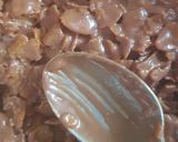 A picture of step 5 of Honey Mars bar cornflake bites.