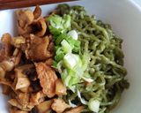 Foto langkah ke 4 dari resep Mie Ijo Ayam Jamur.