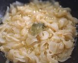 Foto del passaggio 2 della ricetta Spaghettoni con crema di cipolle e briciole di salsiccia croccante