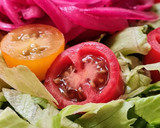 Foto del paso 3 de la receta: Ensalada multicolor sobre base de lechuga capuchina 💚 con cherry ♥️ 💛 más cebolla morada encurtida 💜