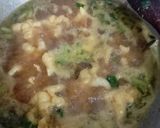 Foto langkah ke 5 dari resep Soto Ceker Ayam Bening Segar Kuah Kunyit ala Rumahan.