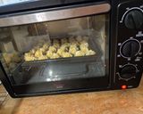 Foto langkah ke 5 dari resep Kue Sagu Keju.