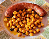 Foto del paso 5 de la receta: Butifarra asada con garbanzos o patatas y sobrasada