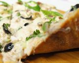 صورة لخطوة 2 من وصفة بيزا بالصلصة البيضاء و الدجاج بعجينة رائعة