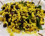 A picture of step 5 of Murmura upma (puffed rice upma).