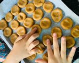 Hình bước làm 5 của món Vào bếp cùng con: Bánh quy bơ đường đen