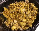 Une image de l'étape 5 de Tarte au poulet blettes et champignons au curry et feuilles de brick.