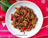 Foto langkah ke 4 dari resep Oseng Kerang Pedas Manis.