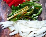Foto langkah ke 1 dari resep Tumis Sapi Lada Hitam.