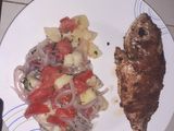 Pescado frito con ensalada🐟