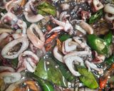 Foto langkah ke 4 dari resep Cumi saus tiram cabe hijau.