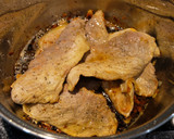 Foto del paso 4 de la receta: Filetes de cerdo en salsa de almendras y vino dulce