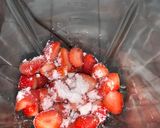 A picture of step 2 of Strawberry lemonade.