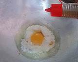 Foto langkah ke 2 dari resep Telur Ceplok Bawang Putih.