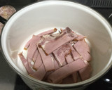 Foto del paso 2 de la receta: Chuletas de cerdo ahumadas en salsa verde con habas y setas