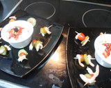 Foto del paso 11 de la receta: Ensalada de filetes de arenque acompañada de pinchos de gambas