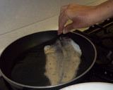 Foto del paso 4 de la receta: Pescadilla rebozada a la pebrella