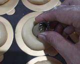 Foto langkah ke 4 dari resep Donat Empuk Enaak #321.