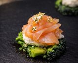 Foto del passaggio 3 della ricetta Smash broccoli, ricotta al limone con salmone affumicato 🥦🐟🍋