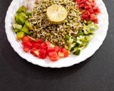 प्रोटीन से भरपूर अंकुरित साबुत मूंग सलाद (Sprout whole moong salad Recipe In Hindi) रेसिपी चरण 4 फोटो