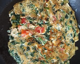 Foto del paso 3 de la receta: Omelette/Tortilla de calabacín, espinacas y Tomate natural 🤤