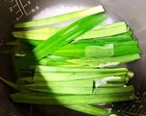 A picture of step 2 of Singapore Frog Porridge.