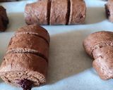 Foto del passaggio 4 della ricetta Fagottini ripieni di marmellata di more🍫
