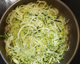 Foto del paso 2 de la receta: Espaguetis de calabacín picantones con gambitas y chipirones