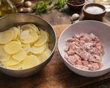 Foto langkah ke 1 dari resep Chicken Bolognese Potato Roulade.