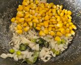 भुट्टा पोहा - कॉर्न पोहा - मॉनसून के लिए क्लासिक इंडियन नाश्ता रेसिपी चरण 3 फोटो