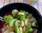 Une image de l'étape 2 de Porridge Vitalité fruits rouges banane kiwi.