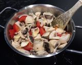 Une image de l'étape 2 de Champignons à la grecque facile.