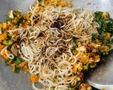 Foto langkah ke 4 dari resep Mie Goreng Bawang Putih.
