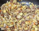 รูปขั้นตอนการทำที่ 6 ของ ข้าวผัดหมูใส่ไส้กรอกเป็ด